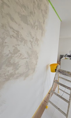 Detail einer Verputzarbeit vor dem Anstrich