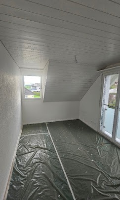Frisch gestrichenes Wohnzimmer in warmem Weiss