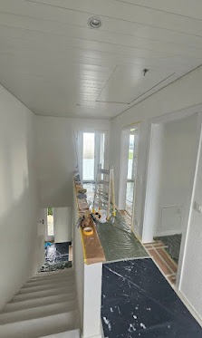 Renoviertes Treppenhaus mit hellem Anstrich